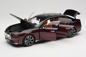 BMW i7 G70 Black & Red Metallic Minichamps 1:18 110023201 Metal - imagem 2 de 8