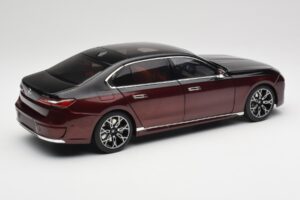 BMW i7 G70 Black & Red Metallic Minichamps 1:18 110023201 Metal - imagem 3 de 8