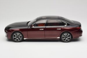 BMW i7 G70 Black & Red Metallic Minichamps 1:18 110023201 Metal - imagem 4 de 8