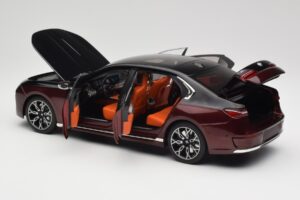 BMW i7 G70 Black & Red Metallic Minichamps 1:18 110023201 Metal - imagem 5 de 8