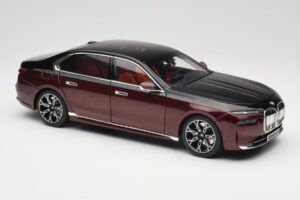 BMW i7 G70 Black & Red Metallic Minichamps 1:18 110023201 Metal - imagem 6 de 8