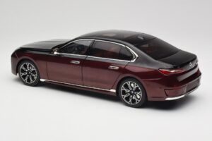 BMW i7 G70 Black & Red Metallic Minichamps 1:18 110023201 Metal - imagem 7 de 8