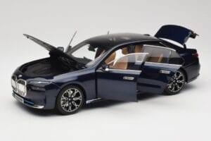 BMW i7 G70 Blue Metallic Minichamps 1:18 110023202 Metal - imagem 2 de 8
