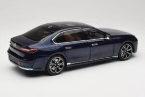 BMW i7 G70 Blue Metallic Minichamps 1:18 110023202 Metal - imagem 3 de 8