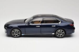 BMW i7 G70 Blue Metallic Minichamps 1:18 110023202 Metal - imagem 4 de 8