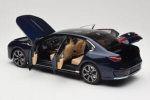 BMW i7 G70 Blue Metallic Minichamps 1:18 110023202 Metal - imagem 5 de 8