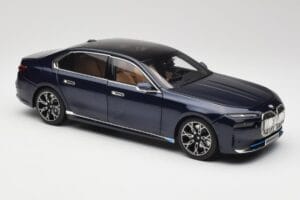 BMW i7 G70 Blue Metallic Minichamps 1:18 110023202 Metal - imagem 6 de 8