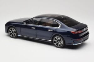 BMW i7 G70 Blue Metallic Minichamps 1:18 110023202 Metal - imagem 7 de 8