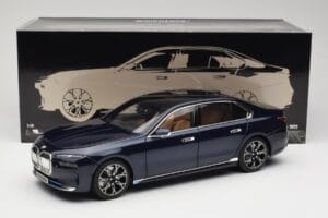 BMW i7 G70 Blue Metallic Minichamps 1:18 110023202 Metal - imagem 8 de 8