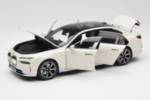 BMW i7 G70 White Metallic Minichamps 1:18 110023200 Metal - imagem 2 de 8
