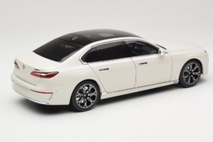 BMW i7 G70 White Metallic Minichamps 1:18 110023200 Metal - imagem 3 de 8