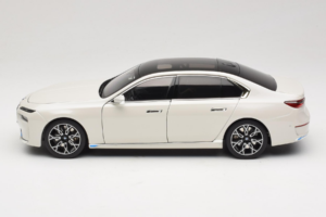 BMW i7 G70 White Metallic Minichamps 1:18 110023200 Metal - imagem 4 de 8