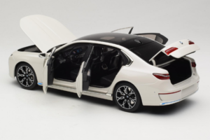 BMW i7 G70 White Metallic Minichamps 1:18 110023200 Metal - imagem 5 de 8