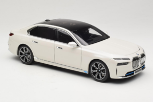 BMW i7 G70 White Metallic Minichamps 1:18 110023200 Metal - imagem 6 de 8