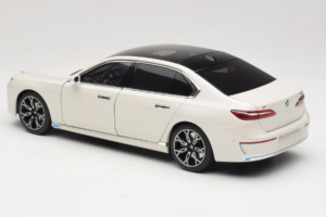 BMW i7 G70 White Metallic Minichamps 1:18 110023200 Metal - imagem 7 de 8