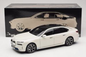 BMW i7 G70 White Metallic Minichamps 1:18 110023200 Metal - imagem 8 de 8