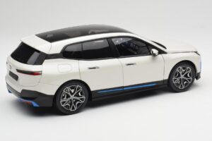 BMW iX Alpine White Minichamps 1:18 110023102 Metal - imagem 3 de 8