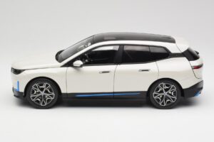 BMW iX Alpine White Minichamps 1:18 110023102 Metal - imagem 4 de 8