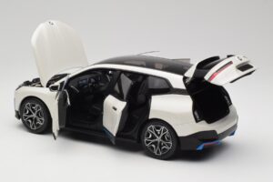 BMW iX Alpine White Minichamps 1:18 110023102 Metal - imagem 5 de 8