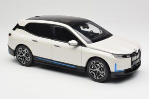 BMW iX Alpine White Minichamps 1:18 110023102 Metal - imagem 6 de 8