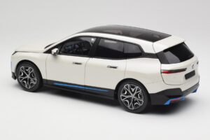 BMW iX Alpine White Minichamps 1:18 110023102 Metal - imagem 7 de 8