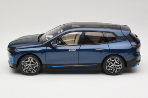 BMW iX Blue Metallic Minichamps 1:18 110023100 Metal - imagem 4 de 8