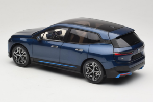 BMW iX Blue Metallic Minichamps 1:18 110023100 Metal - imagem 7 de 8