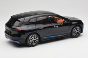 BMW iX Sapphire Black Minichamps 1:18 110023101 Metal - imagem 3 de 8