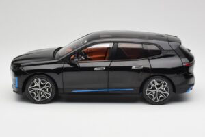BMW iX Sapphire Black Minichamps 1:18 110023101 Metal - imagem 4 de 8