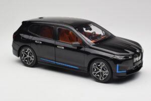 BMW iX Sapphire Black Minichamps 1:18 110023101 Metal - imagem 6 de 8