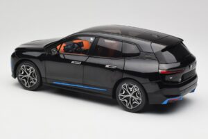 BMW iX Sapphire Black Minichamps 1:18 110023101 Metal - imagem 7 de 8
