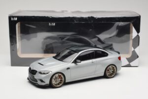 BMW M2 CS F87 Prata com jantes douradas Minichamps 1:18 155021028 Metal - imagem 6 de 6