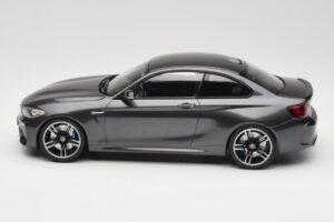 BMW M2 F87 Grey Metallic Minichamps 1:18 155026102 Metal - imagem 3 de 6