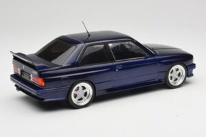 BMW M3 E30 Macau Blue IXO 1:18 18CMC122 Metal - imagem 2 de 6