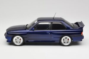 BMW M3 E30 Macau Blue IXO 1:18 18CMC122 Metal - imagem 3 de 6
