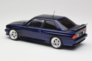 BMW M3 E30 Macau Blue IXO 1:18 18CMC122 Metal - imagem 5 de 6