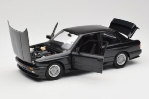BMW M3 E30 Black Metallic Minichamps 1:18 180020306 Metal - imagem 2 de 8