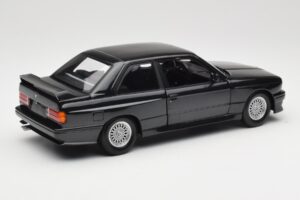 BMW M3 E30 Black Metallic Minichamps 1:18 180020306 Metal - imagem 3 de 8