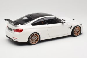BMW M4 F82 GTS Alpine White Minichamps 1:18 110025221 Metal - imagem 3 de 8