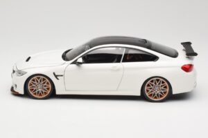 BMW M4 F82 GTS Alpine White Minichamps 1:18 110025221 Metal - imagem 4 de 8