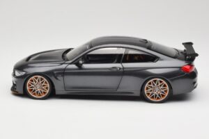 BMW M4 F82 GTS Mineral Grey Metallic Minichamps 1:18 110025222 Metal - imagem 4 de 8