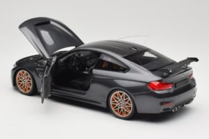 BMW M4 F82 GTS Mineral Grey Metallic Minichamps 1:18 110025222 Metal - imagem 5 de 8