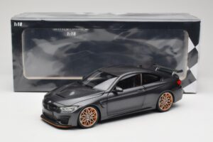 BMW M4 F82 GTS Mineral Grey Metallic Minichamps 1:18 110025222 Metal - imagem 8 de 8