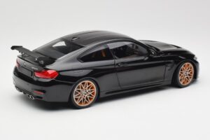 BMW M4 F82 GTS Sapphire Black Metallic Minichamps 1:18 110025220 Metal - imagem 3 de 8