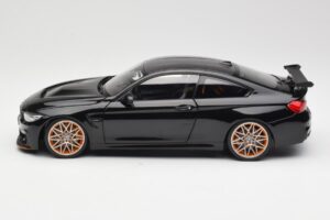 BMW M4 F82 GTS Sapphire Black Metallic Minichamps 1:18 110025220 Metal - imagem 4 de 8