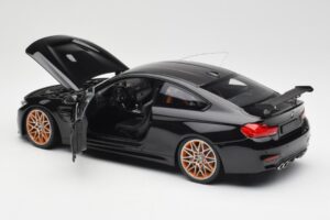 BMW M4 F82 GTS Sapphire Black Metallic Minichamps 1:18 110025220 Metal - imagem 5 de 8