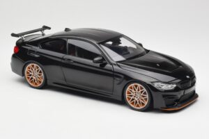 BMW M4 F82 GTS Sapphire Black Metallic Minichamps 1:18 110025220 Metal - imagem 6 de 8