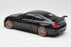 BMW M4 F82 GTS Sapphire Black Metallic Minichamps 1:18 110025220 Metal - imagem 7 de 8