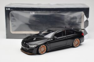 BMW M4 F82 GTS Sapphire Black Metallic Minichamps 1:18 110025220 Metal - imagem 8 de 8