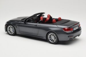 BMW M4 F83 Cabriolet Mineral Grey Paragon 1:18 80432339610 Metal - imagem 7 de 8
